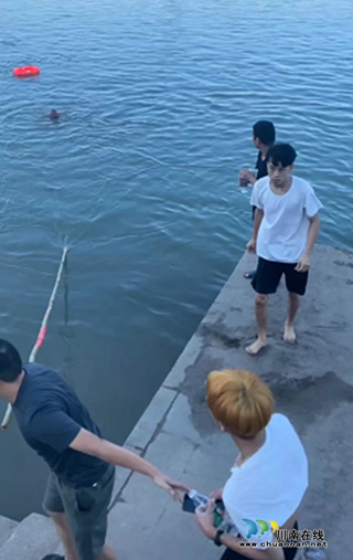 命悬一线，与长江水拼速度！泸州一体力不支游泳者江中获救
