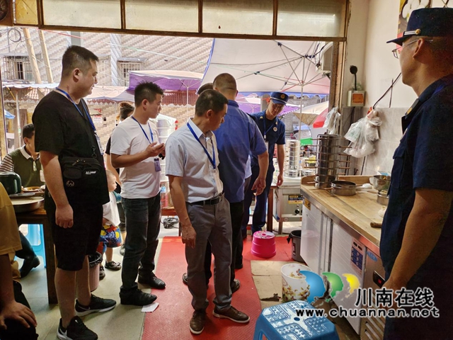 龙马潭区小市街道：重拳出击，联合执法整治农贸市场违规使用液化石油气罐