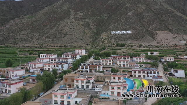 甘孜州乡城县洞松乡:雪域高原上的那段“泸乡情”(图4) 洞松乡松通村牧民定居点(泸州援建).jpg