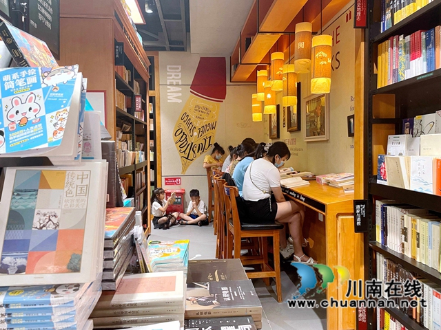 龙马潭:暑期阅读“热”,书香润心爽(图7) 万达西西弗书店 (6).jpg