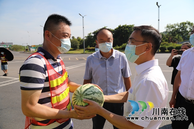 致敬高温下的劳动者!合江县领导开展“送清凉”慰问活动(图5) 仁5.jpg