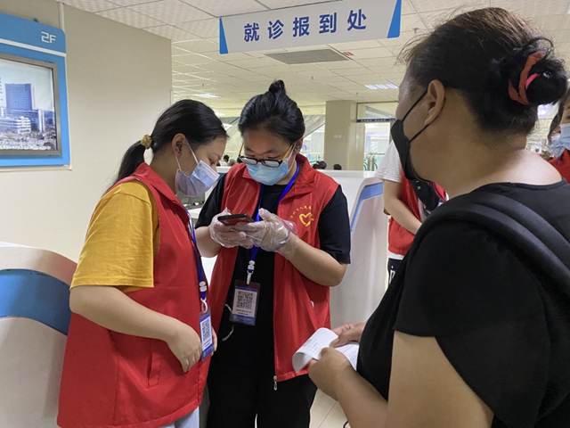 快看!泸州市人民医院来了一群年轻的“红马甲”(图2) 2.jpg
