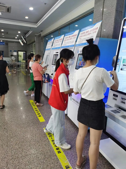 快看!泸州市人民医院来了一群年轻的“红马甲”(图3) 3.jpg