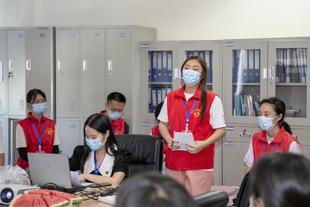 快看!泸州市人民医院来了一群年轻的“红马甲”(图6) 6.jpg