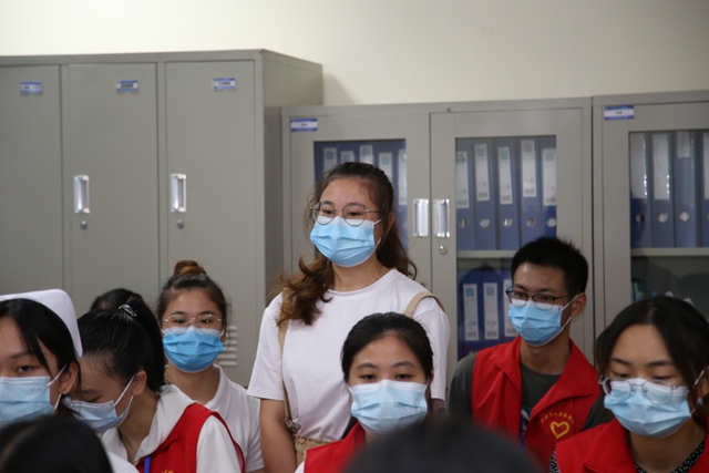 快看!泸州市人民医院来了一群年轻的“红马甲”(图7) 7.jpg