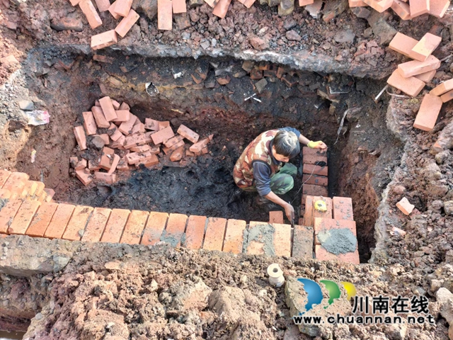 渔塘村范家炳正在修建三格化粪池.jpg
