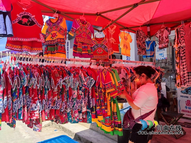 色彩斑斓的苗族服饰店铺.jpg