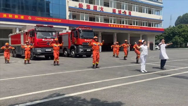 跳走压力 嗨翻屋顶!神曲《跳跳歌》来了(图3) 3.jpg