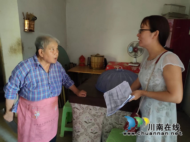 督导组深入群众家中了解生活情况.jpg