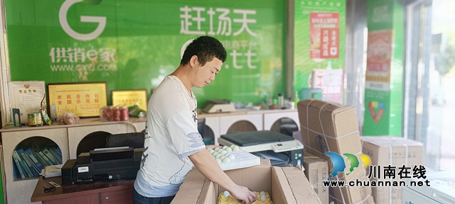 图3：古耀华给网上下单客户包装鸡蛋.jpg