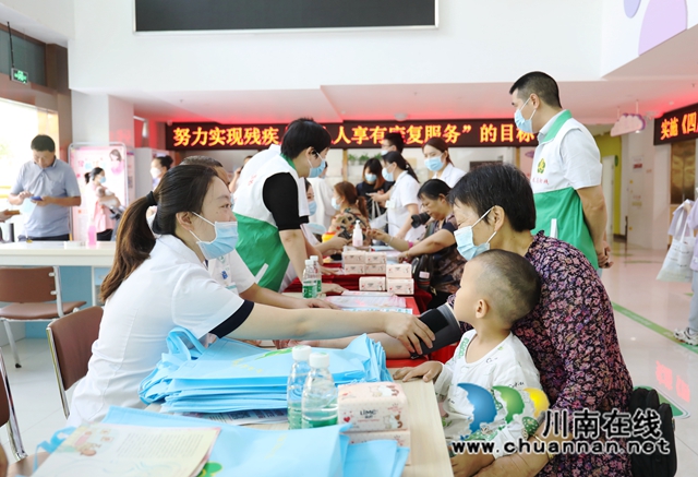 区妇幼保健院正在义诊.JPG