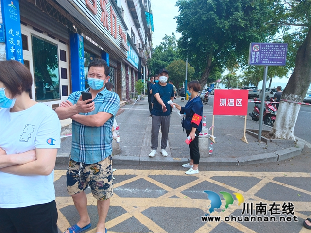 人大代表唐瑶协助全民核酸检测.jpg