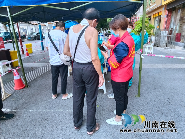 人大代表唐瑶帮助老人领取健康码.jpg