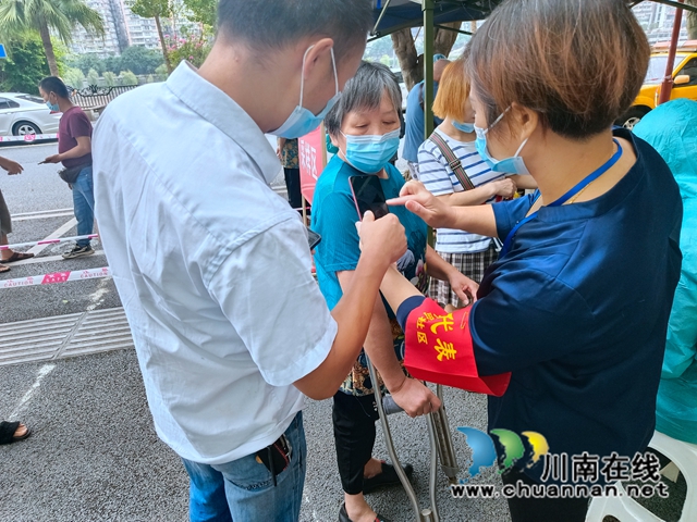 人大代表唐瑶协助居民领取健康码.jpg