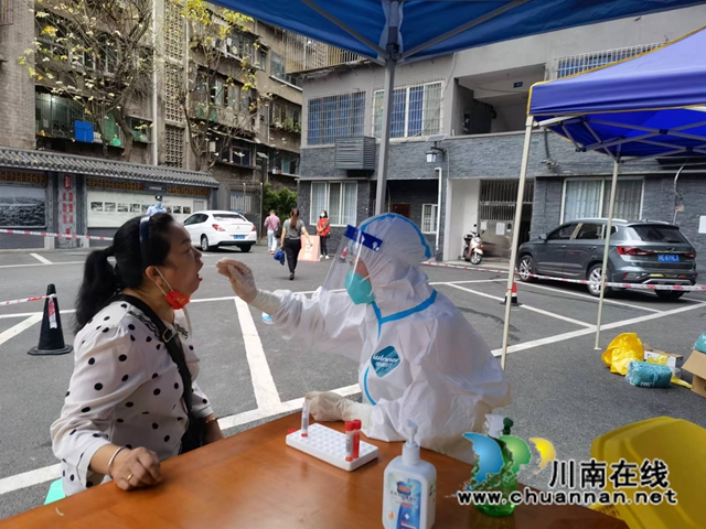 人大代表苏成敏在一线做核酸检测.jpg