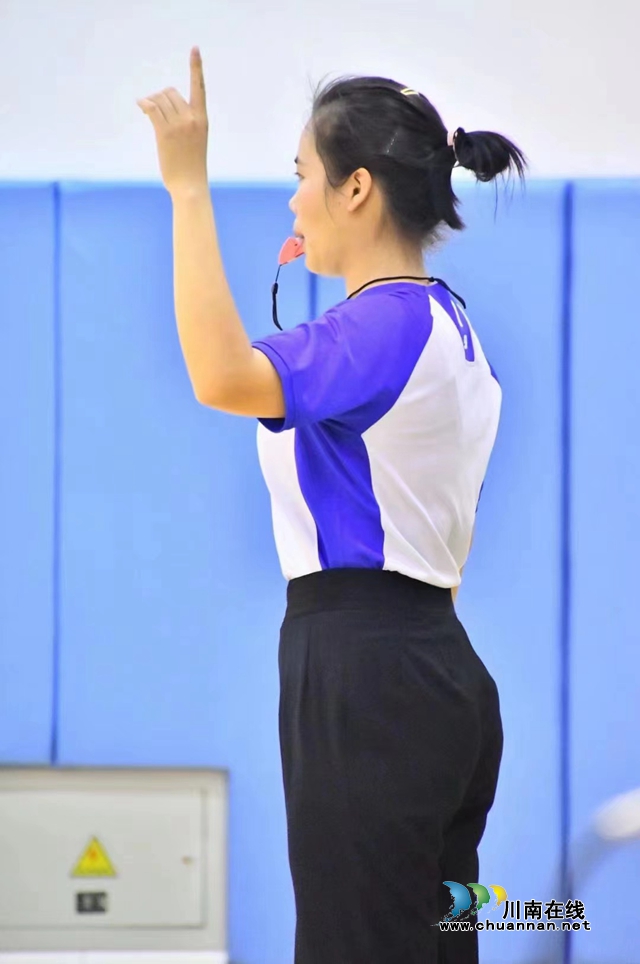 那道光！泸州美女篮球裁判张华兴冲在防疫第一线