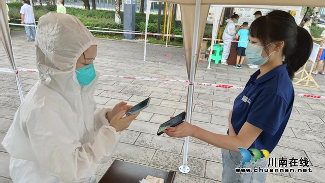 教师志愿者在帮助群众完成信息登记。.jpg