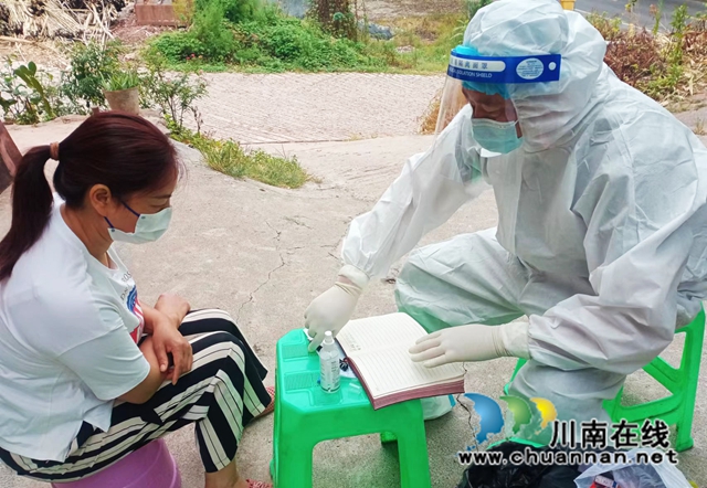 屈直德在为村民进行核酸检测采样。 (2).jpg