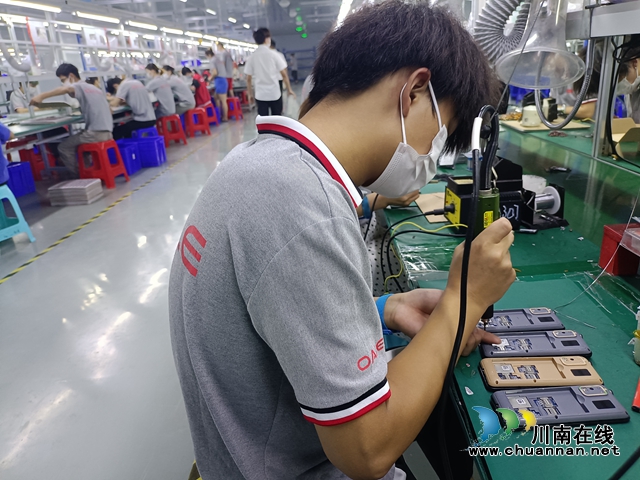 欧乐智能技术有限公司职工生产产品（钟丹摄）.jpg