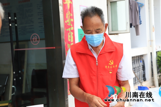 泸县云龙镇：“桑榆”披战甲！68岁老党员奋战抗疫一线