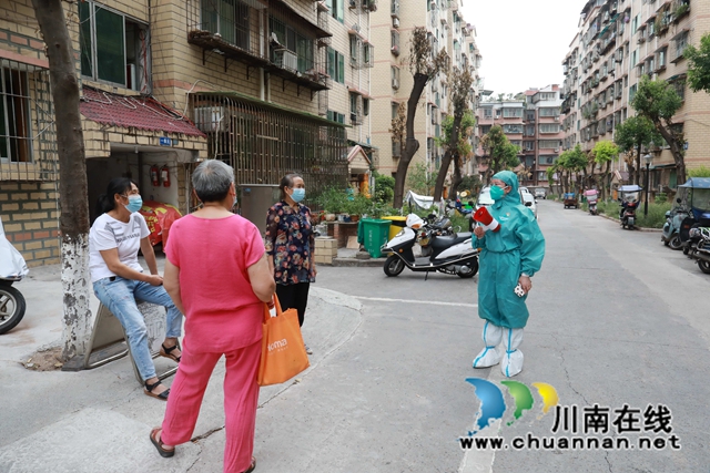 王文莲正在小区宣传疫情防控工作.JPG