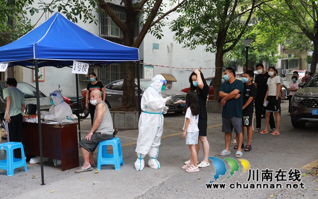 龙马潭区抗疫志愿者税莉：我们是共产党员，关键时刻就是要冲在前头