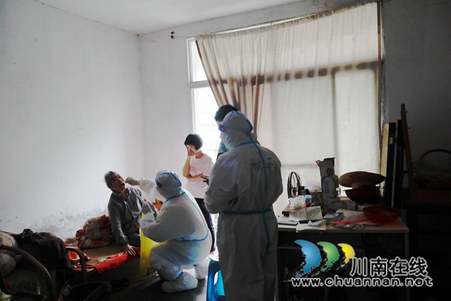 税莉和同事为瘫痪老人做核酸采样.JPG