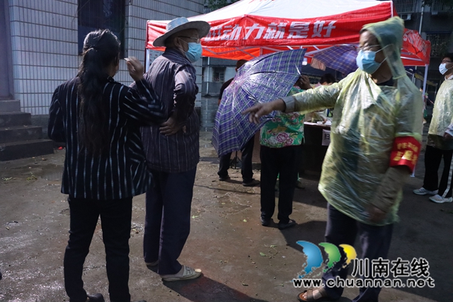 镇人大代表罗才良引导群众有序排队进行核酸检测.jpg