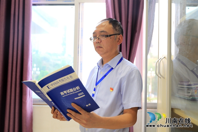 王业春老师在专研考题。廖胜春 摄.jpg