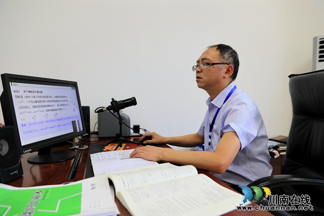 王业春老师在给学生上网课。廖胜春 摄.jpg