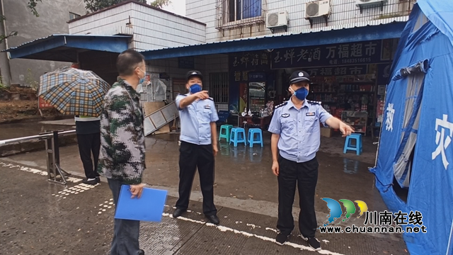 民警熊怀恩在巡逻.bmp