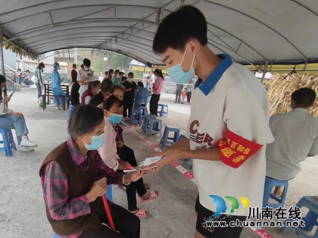 罗云锋发放棉签.jpg