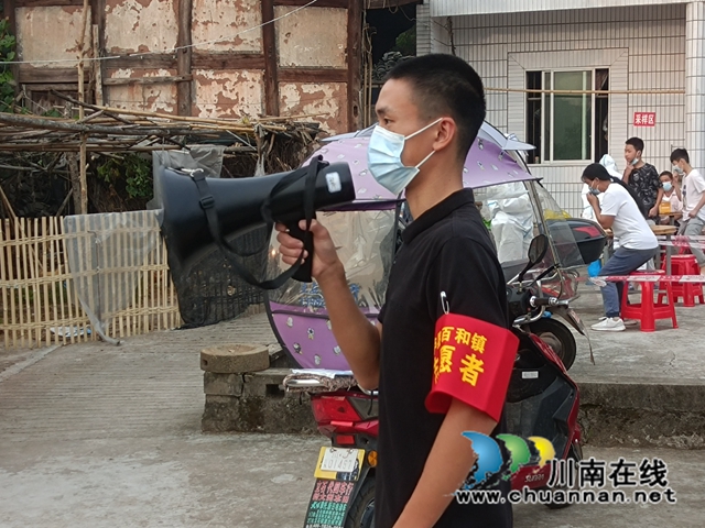 鄢书文正在现场维护秩序.jpg