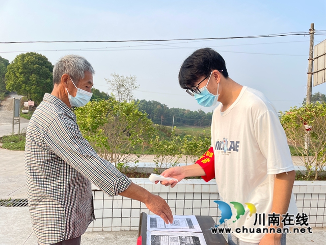 罗明杰正在开展测温工作.jpg