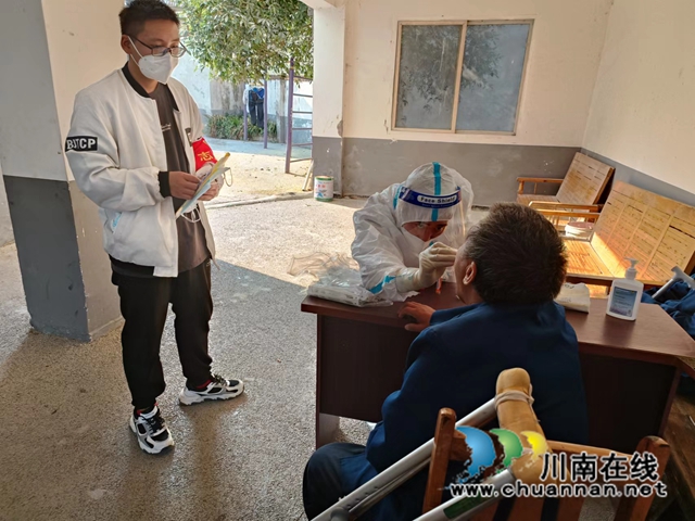 张荣祥在先滩敬老院为老年人核酸采样.jpg