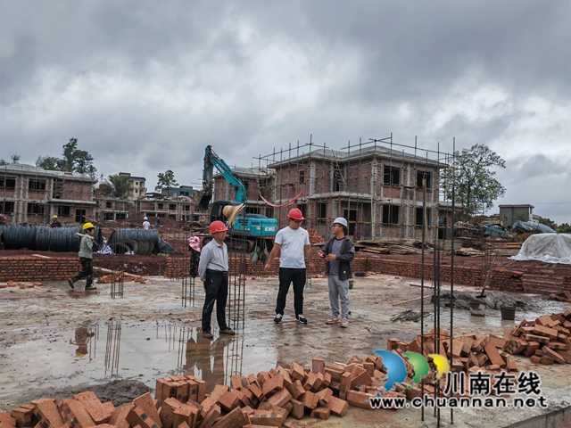 得胜镇桐乐村援建干部在施工现场（曾佐然摄）.jpg