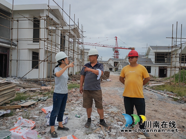 水竹林村援建干部在新村建设现场（曾佐然摄）.jpg