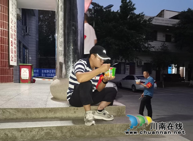 王鹏以泡面应付晚饭.jpg