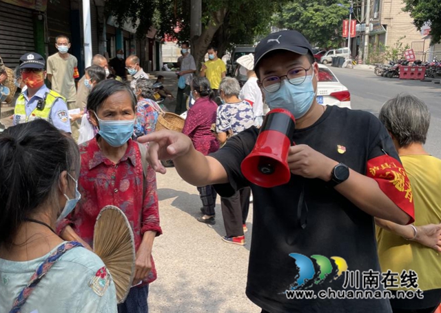 王鹏维持秩序.jpg