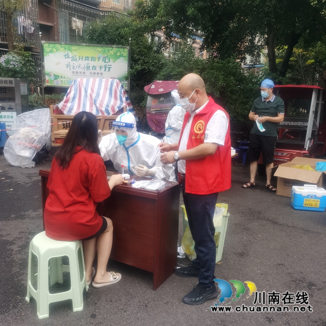 商会志愿者正在开展志愿服务2.jpg