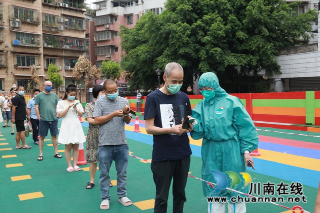 党员志愿者正在引导居民做核酸.JPG