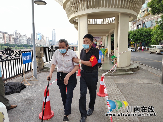 退休老党员开展志愿服务.jpg