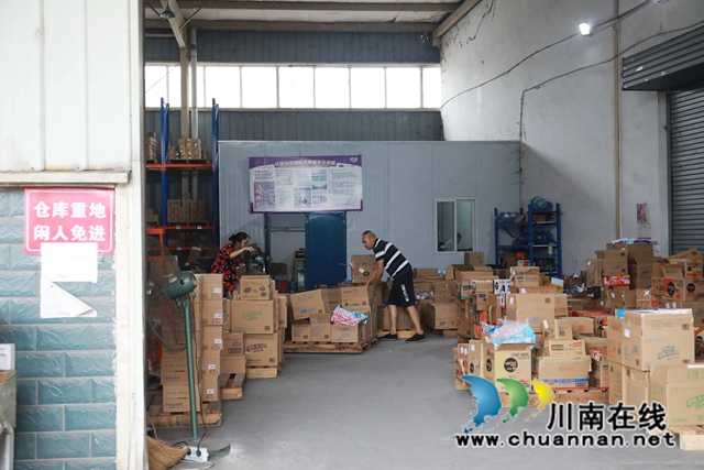 华储物流：仓储租赁客户正在清点货物.JPG