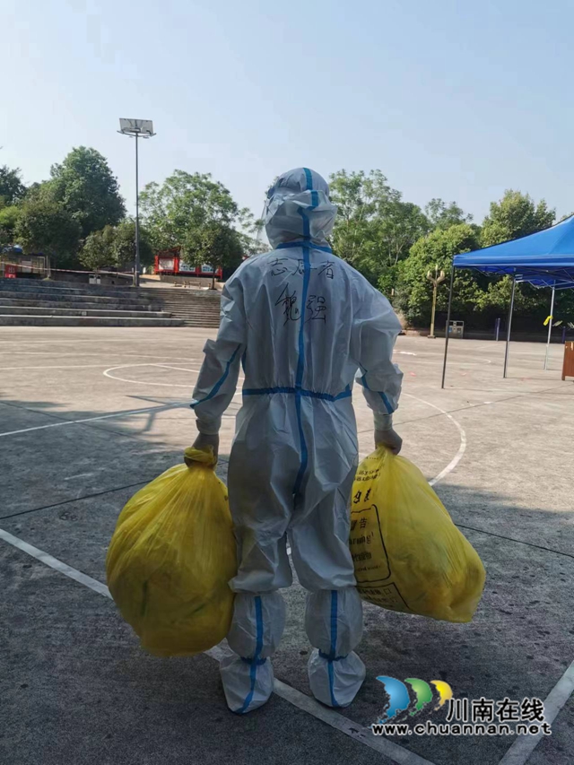 魏强在鱼塘街道王庄村回收医疗废物.jpg