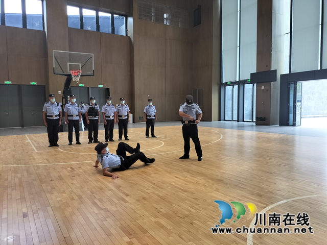 古蔺:二郎派出所开展“反恐防暴”应急演练(图2) 练2.jpg