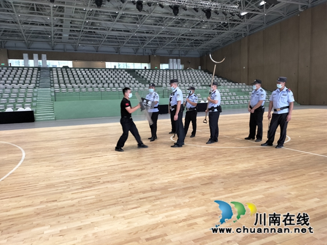 古蔺:二郎派出所开展“反恐防暴”应急演练(图3) 练3.jpg