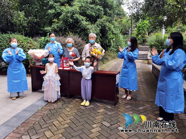 为老人唱起生日歌.jpg