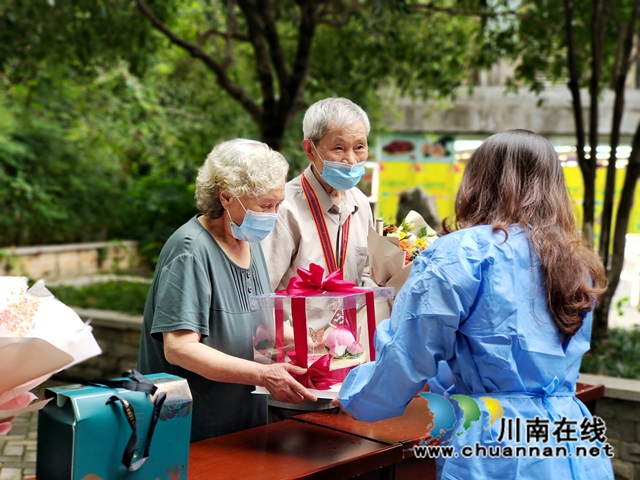 姚瑶为李家林老人送上亲手制作的生日蛋糕.jpg