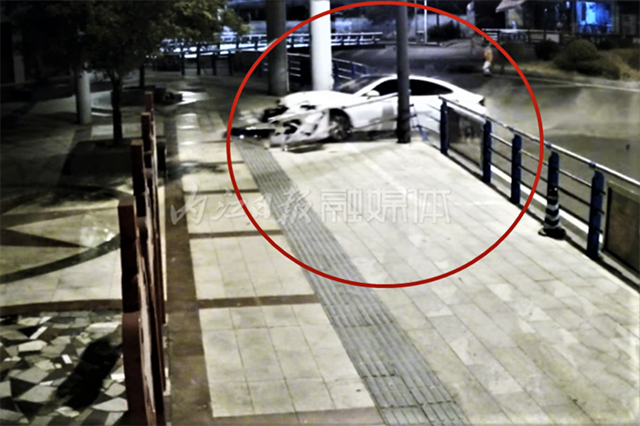 该“遭”！喝得方向都清不到了，内江这司机醉驾一头冲上人行道