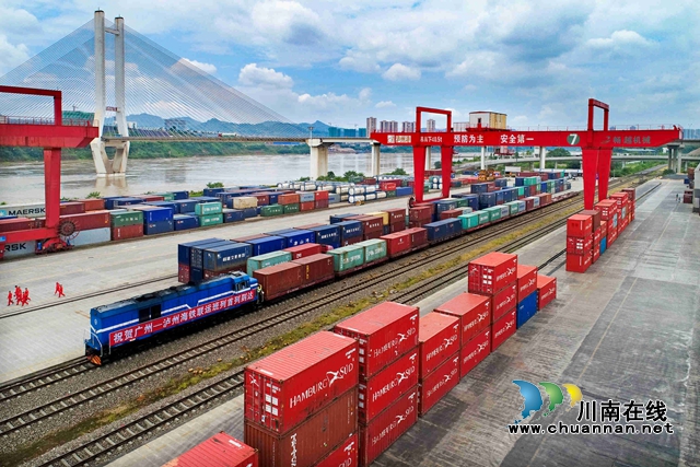 3：广州—泸州铁海联运班列首达.jpg